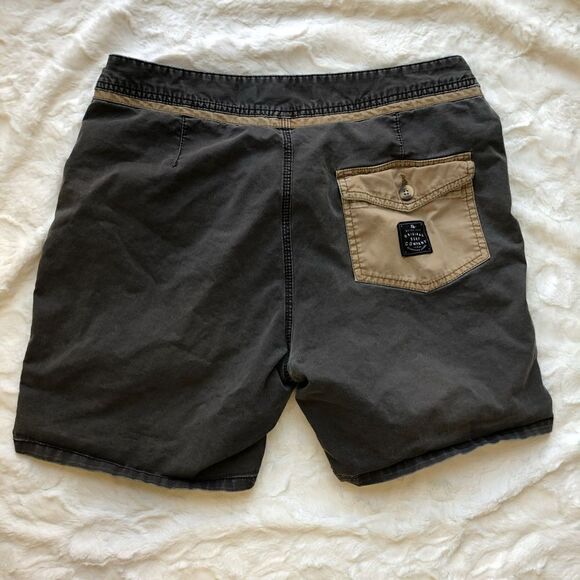Quiksilver Board Shorts - Men’s 32 - Picture 2 of 6